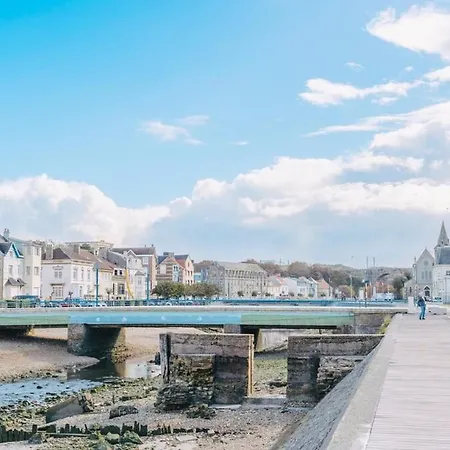 شقة Les Garennes A Deux Pas De La Et Du Centre Ville, Menage Inclus *